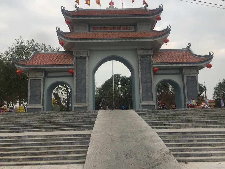Lễ hội vùng Lim nghiêm cấm hát Quan họ “ngửa nón nhận tiền” - 2 Cổng vào trung tâm đồi Lim.