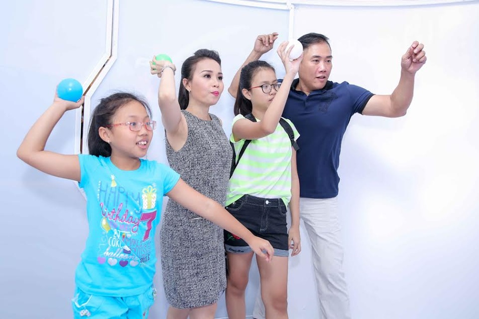 Cẩm Ly và ông xã hào hứng vui chơi bên con - 2 Cẩm Ly và ông xã hào hứng vui chơi bên con - 2
