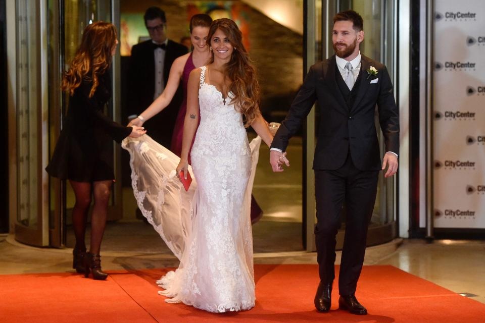 Cận cảnh váy cưới đẹp như mơ của vợ Messi - 1
Danh thủ Lionel Messi và bạn gái lâu năm Antonella Roccuzzo đã kết hôn tại quê nhà Argentina hôm 30/6 vừa qua. Hôn lễ xa hoa có sự tham gia của 250 khách mời