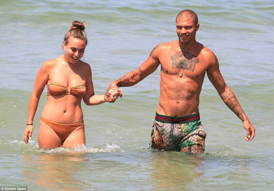 Con gái tỷ phú Topshop tình tứ bạn trai trên biển - 1
Cặp đôi Chloe Green và Jeremy Meeks đang tận hưởng kỳ nghỉ tại Israel