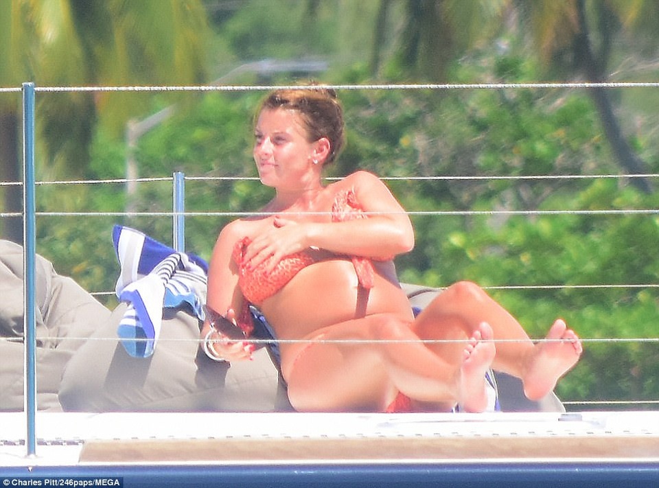 Bà xã Wayne Rooney bế bụng bầu đi nghỉ mát - 1 
Bà bầu Coleen Rooney đang đi nghỉ mát tại Barbados