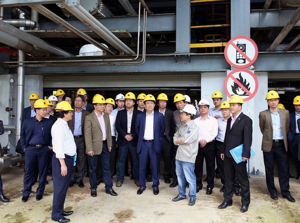 Phó Thủ tướng: "Doanh nghiệp có khả năng phục hồi mới tái cơ cấu" - 2 Phó Thủ tướng Vương Đình Huệ trong 1 lần thị sát, xử lý khó khăn yếu kém của Công ty cổ phần nhiên liệu sinh học miền Trung (thuộc Tập đoàn Dầu khí Việt Nam) tại Quảng Ngãi - Ảnh: VGP