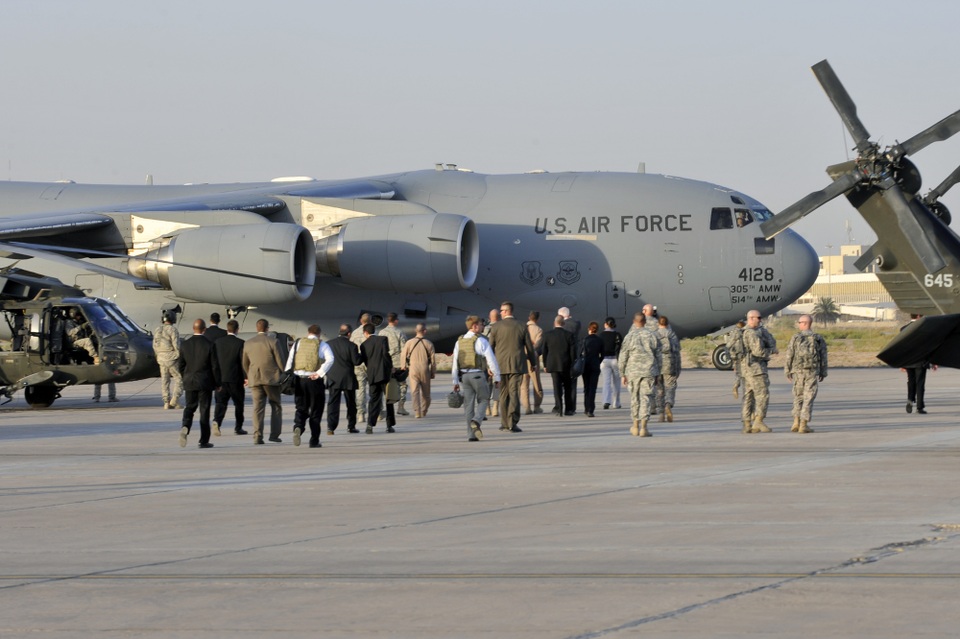 Bên trong máy bay “ngựa thồ” tháp tùng ông Trump công du nước ngoài - 2
Boeing C-17 Globemaster III là máy bay vận tải quân sự lớn thứ hai của Mỹ sau chiếc Lockheed C-5 Galaxy. Tuy nhiên, nó được coi là máy bay vận tải đời mới nhất và linh hoạt nhất của Không quân Mỹ. (Ảnh: US Air Force)
