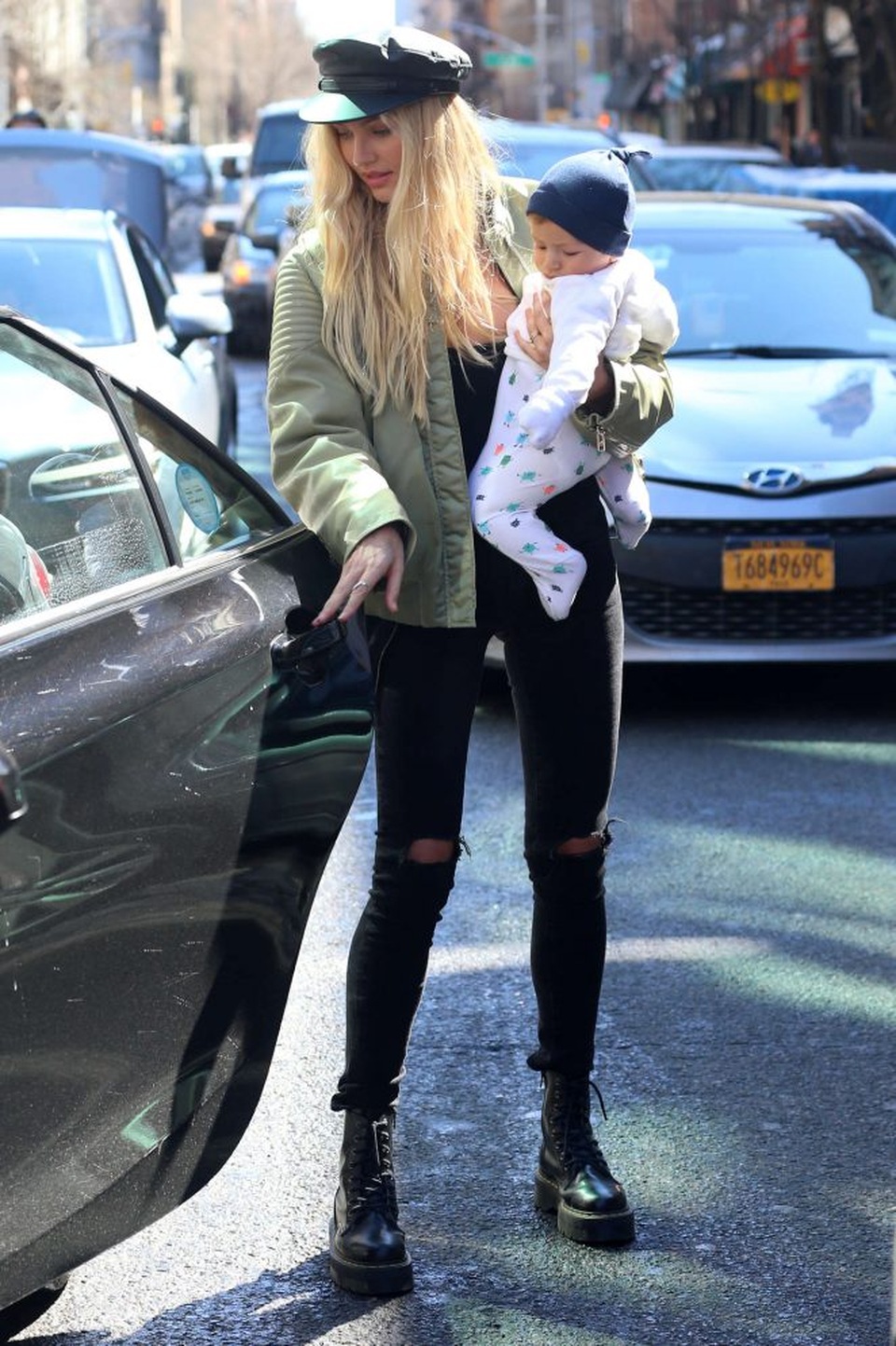 
Người đẹp cao 1,76m này hẹn hò với người mẫu nam Hermann Nicoli, từ khi mới 17 tuổi. Cặp đôi đính hôn vào tháng 8/2015 và tới tháng 10/2016, siêu mẫu sinh con trai đầu lòng Anacã. Cô nhanh chóng lấy lại vóc dáng và quay lại với công việc của mình từ cách đây 2 tháng
