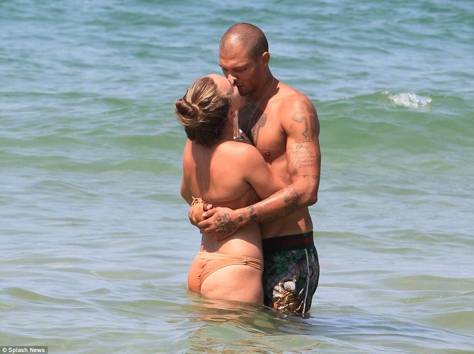 Con gái tỷ phú Topshop tình tứ bạn trai trên biển - 2
Kiều nữ nhà giàu và bạn trai từng ra tù vào tội hôn nhau say đắm trên biển