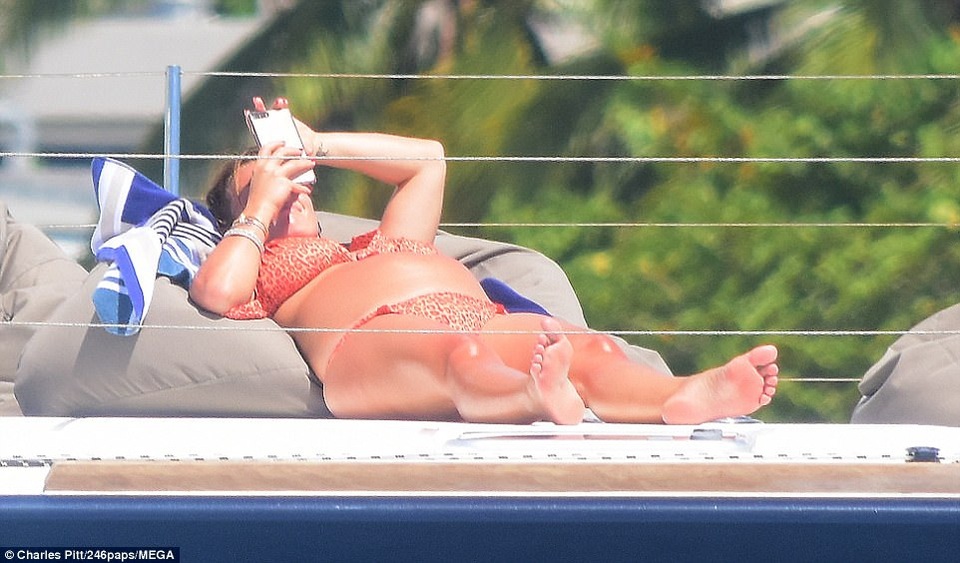 Bà xã Wayne Rooney bế bụng bầu đi nghỉ mát - 3 
Coleen Rooney đang mang thai đứa con thứ 4 và mối quan hệ giữa cô và chồng được cho là đang trục trặc