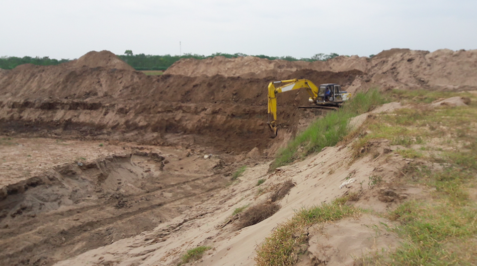 
Máy xúc lạ được phát hiện đào đất ven bãi nổi sông Hồng.
