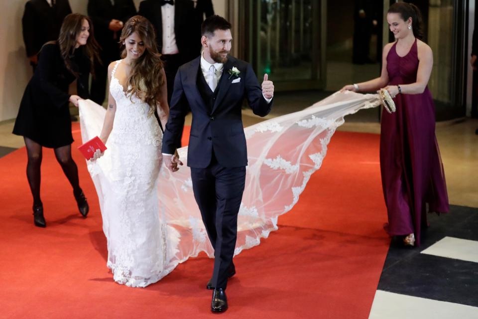 Cận cảnh váy cưới đẹp như mơ của vợ Messi - 3
Người đẹp 29 tuổi diện váy cưới xa hoa của nhà thiết kế đình đám người Tây Ban Nha Rosa Clara trong hôn lễ. Bộ váy đã được chuyển tới cho Antonella Roccuzzo bằng máy bay riêng. Messi lịch lãm trong bộ vest của NTK bản địa Claudio Cosano