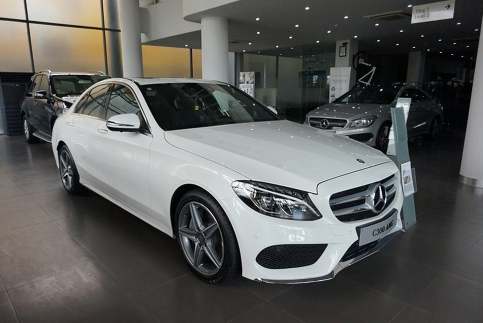 Ma trận giá ô tô: hãng tặng tiền, hãng âm thầm tăng giá - 4
C300 AMG là một trong những mẫu xe tăng giá nhiều nhất của Mercedes-Benz đượt này, với mức tăng 50 triệu đồng.