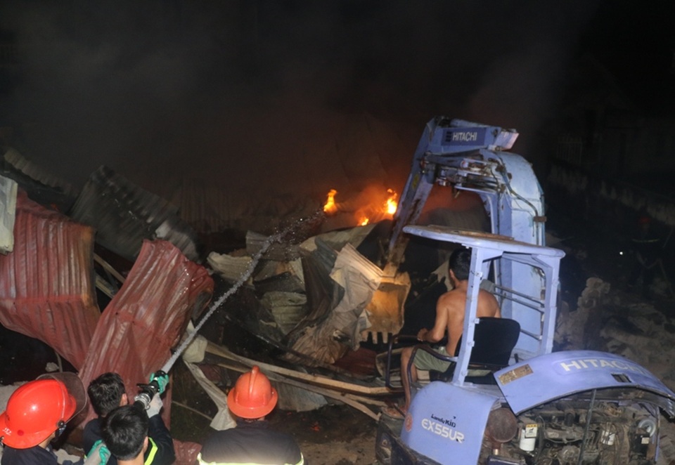 Cháy lớn tại doanh nghiệp tái chế bông vải sợi - 3 Đám cháy được dập tắt sau 4 giờ đồng hồ