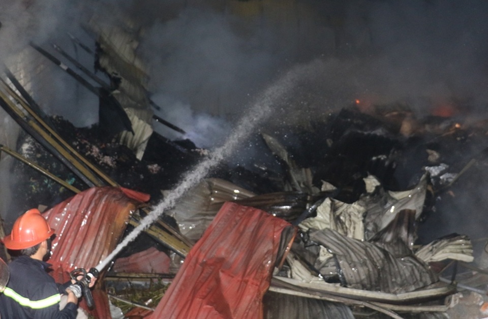 Cháy lớn tại doanh nghiệp tái chế bông vải sợi - 2 Lực lượng chữa cháy nỗ lực ngăn đám cháy lan rộng