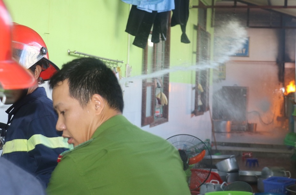 Lực lượng Cảnh sát PCCC tiến hành dập lửa 