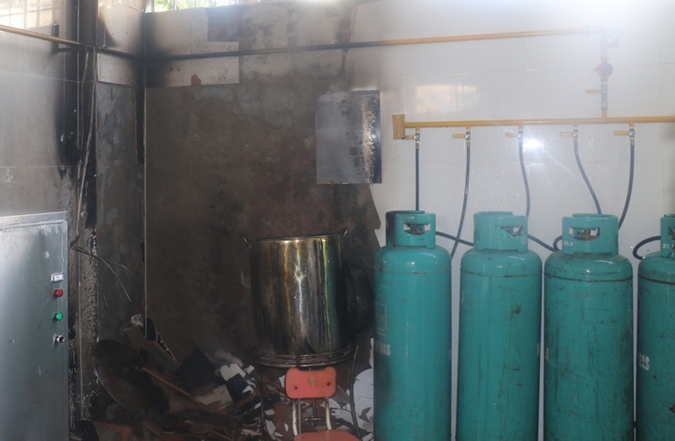 
Cạnh hiện trường ngọn lửa bốc cháy có rất nhiều nình gas công nghiệp. Rất may vụ cháy được khống chế kịp thời.
