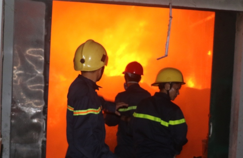 
Lực lượng Cảnh sát PCCC tiến hành công tác cứu hỏa
