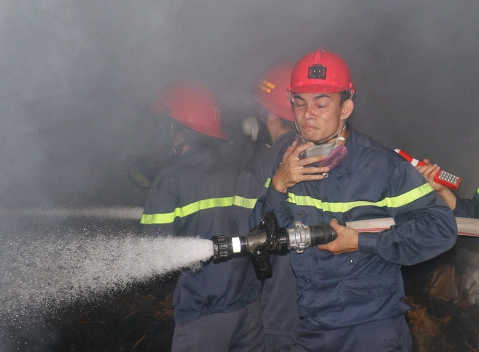 
Lực lượng cảnh sát cứu hỏa rất vất vả trong quá trình chữa cháy.
