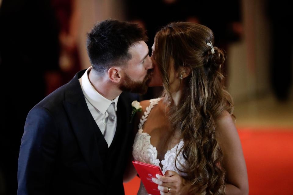 Cận cảnh váy cưới đẹp như mơ của vợ Messi - 5
Antonella khá nổi tiếng trên mạng xã hội Instagram và thường xuyên chia sẻ hình ảnh gia đình hạnh phúc cùng 2 cậu con trai đáng yêu Thiago, 4 tuổi, Mateo, 21 tháng.