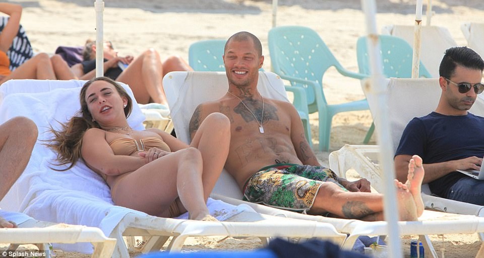 Con gái tỷ phú Topshop tình tứ bạn trai trên biển - 5
Vợ của Jeremy Meeks buồn phiền khi chồng thay lòng đổi dạ và lên tiếng chỉ trích Chloe