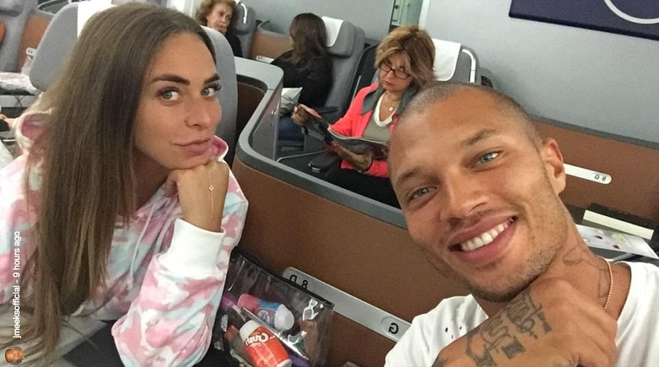 Con gái tỷ phú Topshop tình tứ bạn trai trên biển - 6
Tuy nhiên kiều nữ siêu giàu này phớt lờ những lời bình luận và khẳng định ai cũng xứng đáng được yêu thương