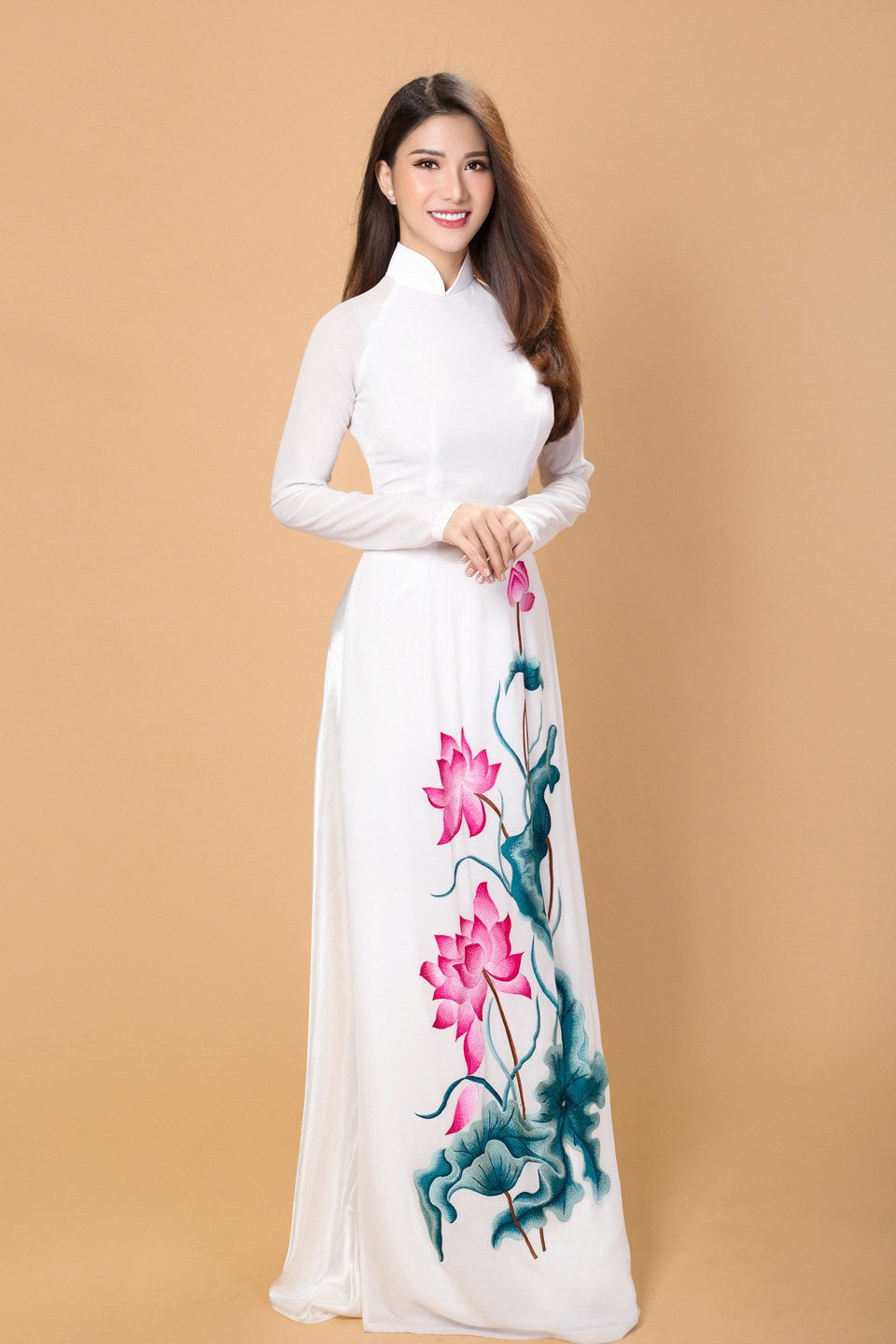 Nữ tiếp viên hàng không thi Hoa hậu Quý tộc đẹp “hút hồn” trong tà áo dài - 3 Những thiết kế áo dài của NTK Đặng Trọng Minh Châu tuy đơn giản nhưng lại vô cùng tinh tế với những chi tiết thêu tay tỷ mỷ và đính kết khéo léo tạo nên tà áo dài mềm mại, duyên dáng nhưng không kém phần sang trọng.