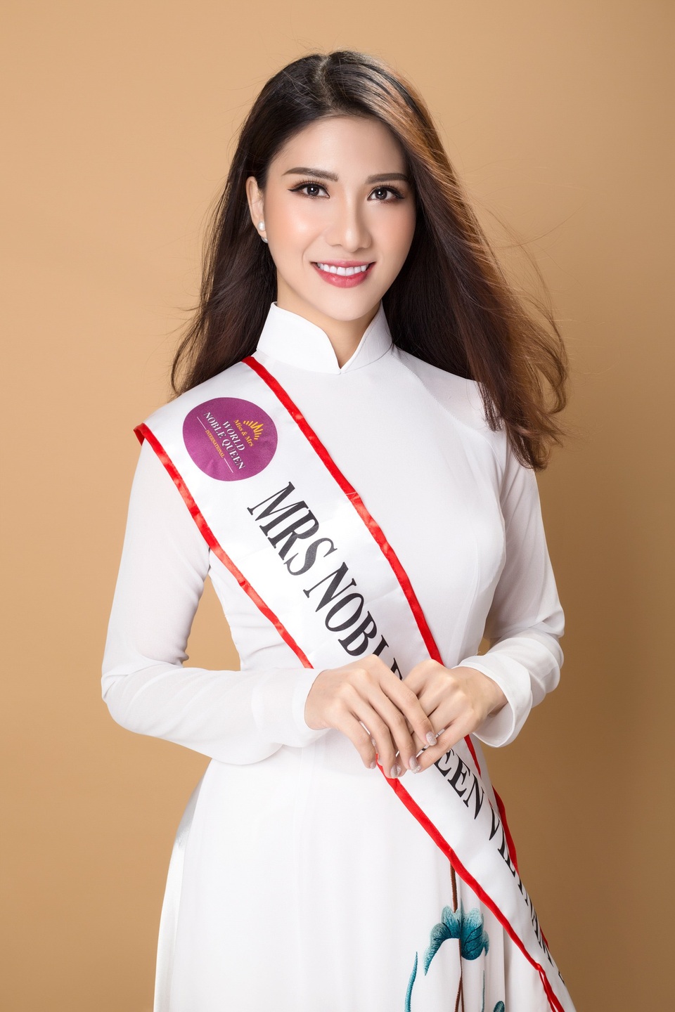 Nữ tiếp viên hàng không thi Hoa hậu Quý tộc đẹp “hút hồn” trong tà áo dài - 2 Bởi vậy, trong bộ ảnh chụp với áo dài, cô nàng cũng khéo léo chọn cho mình chiếc áo dài in hoạ tiết hoa sen gần gũi, biểu tượng cho sự hoàn mỹ, vừa đời thường lại vừa cao quý.
