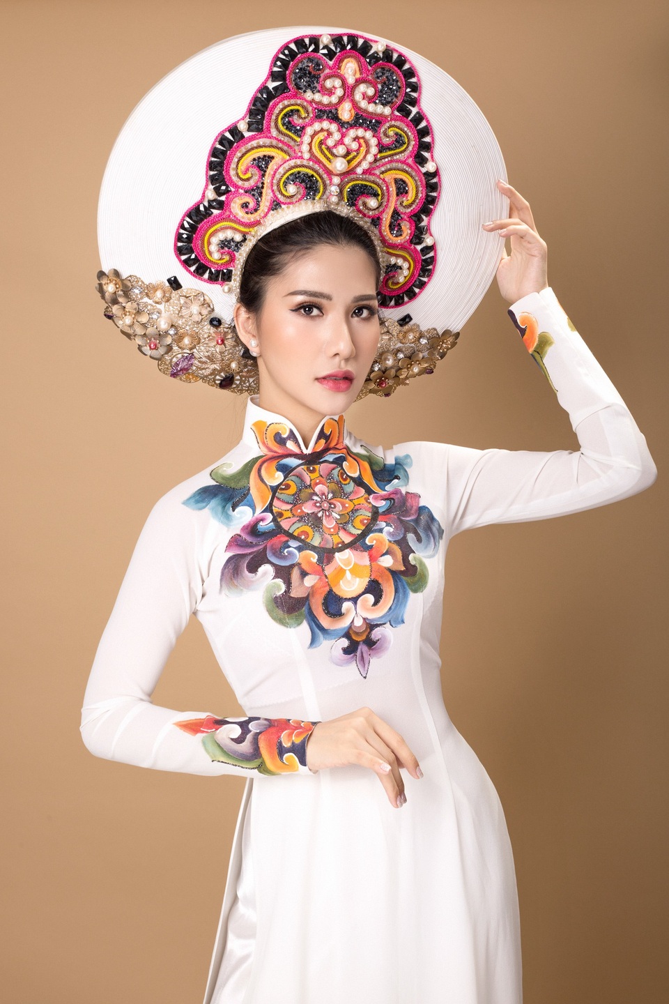Nữ tiếp viên hàng không thi Hoa hậu Quý tộc đẹp “hút hồn” trong tà áo dài - 6 Năm 2015, Loan Vương tiếp tục tham dự cuộc thi Nữ hoàng doanh nhân và một lần nữa lọt top 5 chung cuộc cùng 2 giải thưởng giá trị: Người đẹp hình thể và Thí sinh có phần thi ứng xử hay nhất. Và ở cuộc thi lần này, Loan Vương cũng hi vọng mình sẽ mang lại thành tích cho Việt Nam tại đấu trường nhan sắc quốc tế này.