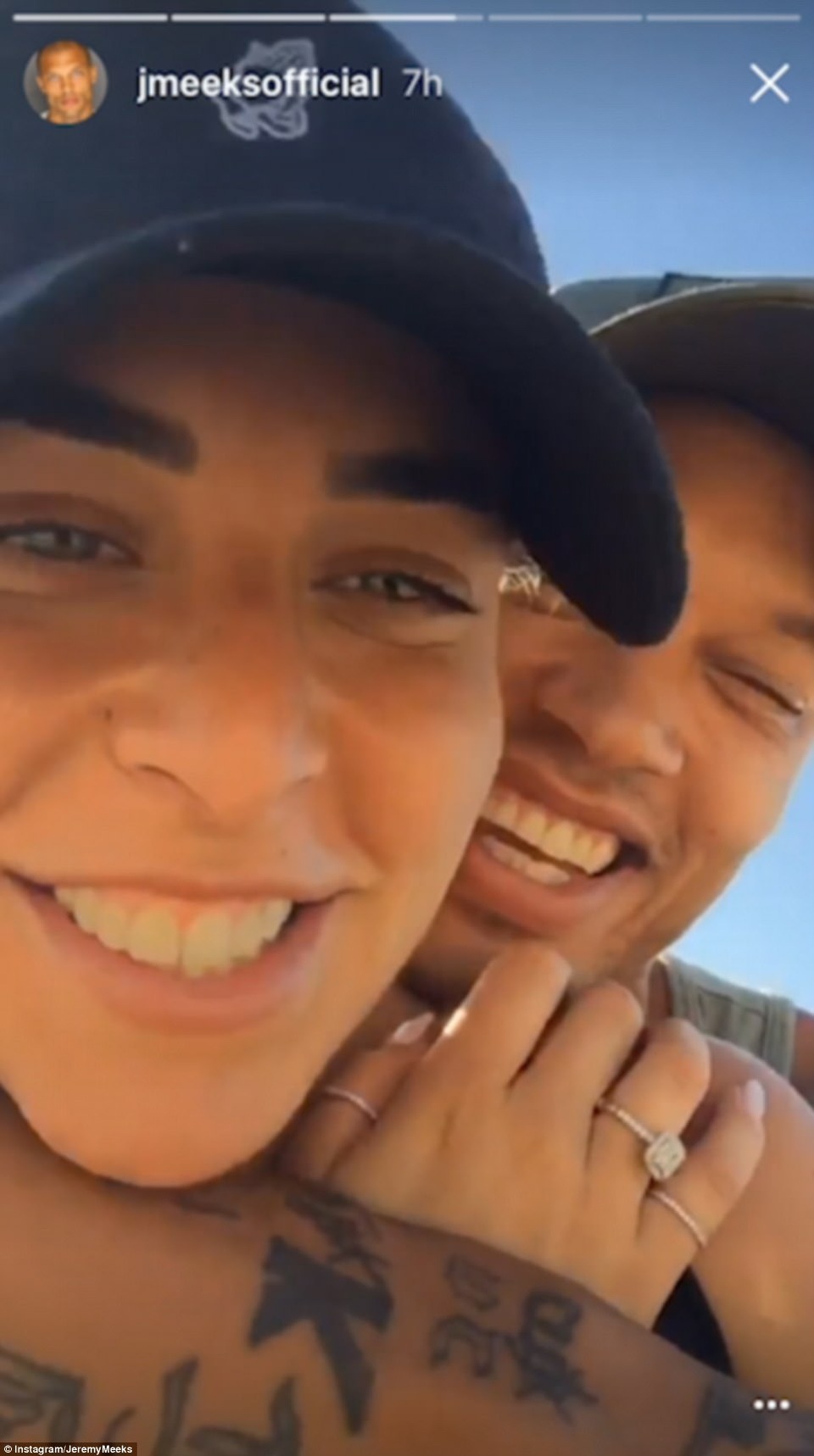 Con gái tỷ phú Topshop tình tứ bạn trai trên biển - 7
Mới đây nhiều người nghi ngờ Jeremy Meeks đã ngỏ lời cầu hôn bạn gái đại gia sau ít tháng hẹn hò sau khi thấy trên tay Chloe xuất hiện chiếc nhẫn lạ.