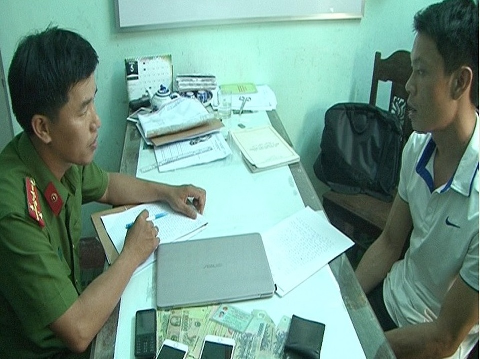 Công an lấy lời khai đối tượng Long