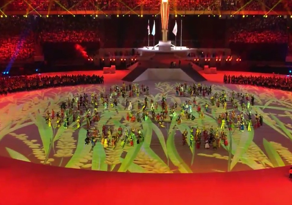 Lễ bế mạc SEA Games 29: Bữa tiệc của âm nhạc - 11
Màn ca vũ nhạc khá đặc sắc của nước chủ nhà SEA Games 29 mang ý nghĩa lời chào tạm biệt của nhân dân Malaysia, lời cảm ơn vận động viên, bạn bè quốc tế đã tới Malaysia