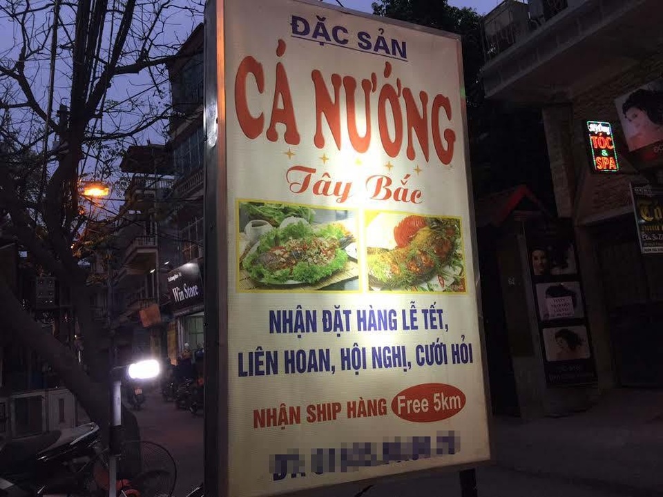 Cá nướng kiểu Tây Bắc: Xe đẩy vỉa hè kiếm 3 triệu đồng/ngày - 2
Mỗi ngày người bán lại đẩy xe và dựng tấm biển quảng cáo gây tò mò cho mọi người