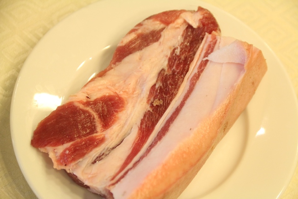 Bếp Ngon: Làm món cá om chuối đậu cùng NTK Đỗ Trịnh Hoài Nam - 3
Thịt và đậu là nguyên liệu không thể thiếu của món ăn.