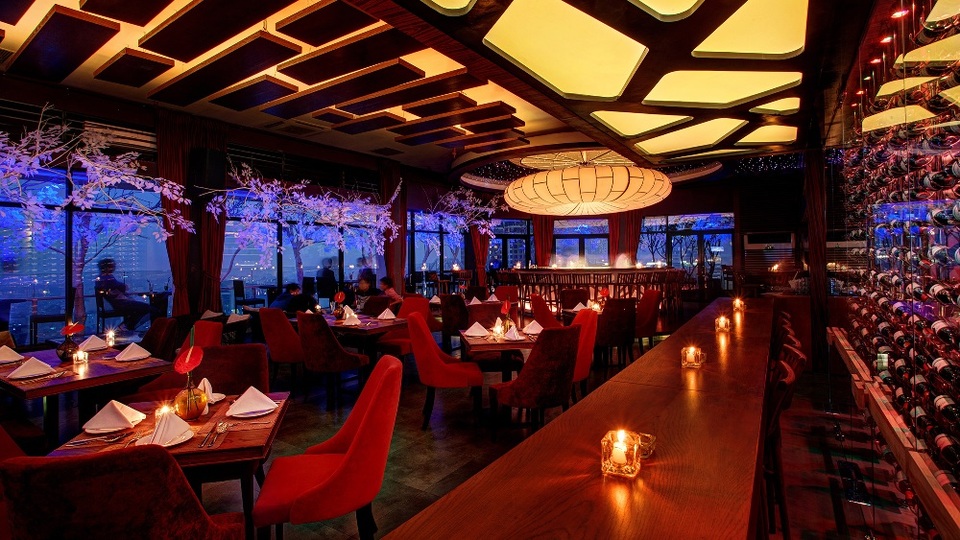 6 quán cà phê có thể ngắm toàn cảnh Hà Nội từ trên cao - 3 Bên trong Rooftop Bar khá sang trọng