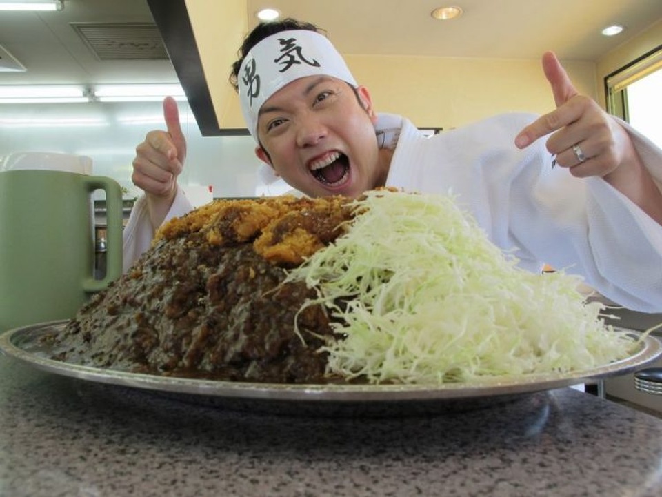 Ăn hết đĩa cà ri khổng lồ gần 10 kg, thực khách nhận thưởng hơn 20 triệu đồng - 2 Bạn có đủ sức đánh bại phần ăn này?