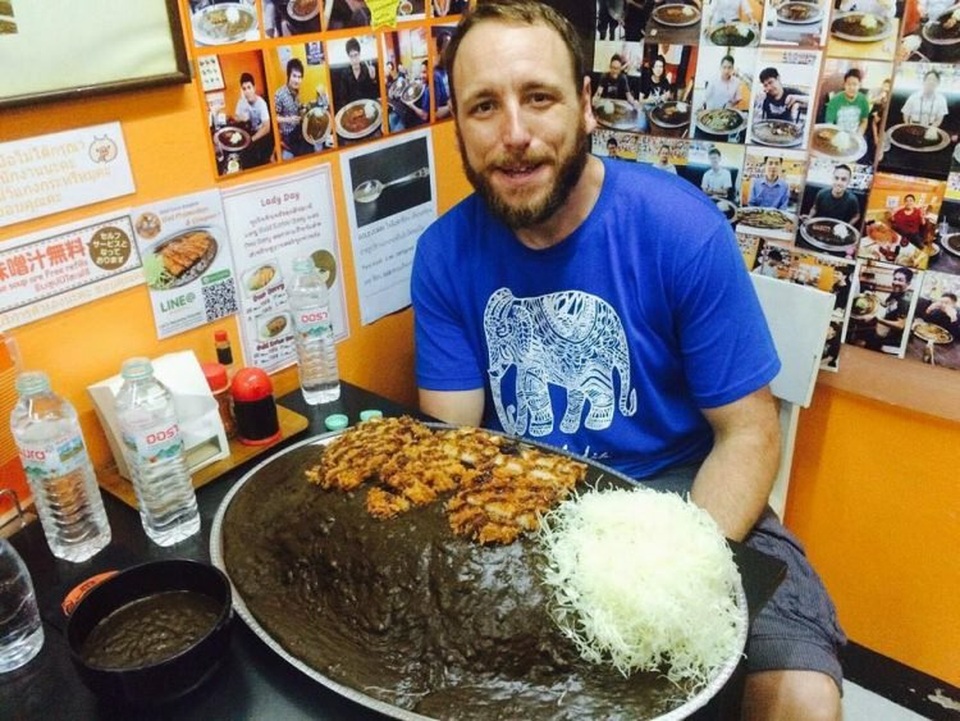 Ăn hết đĩa cà ri khổng lồ gần 10 kg, thực khách nhận thưởng hơn 20 triệu đồng - 1 Thực khách thử sức với phần cà ri khổng lồ