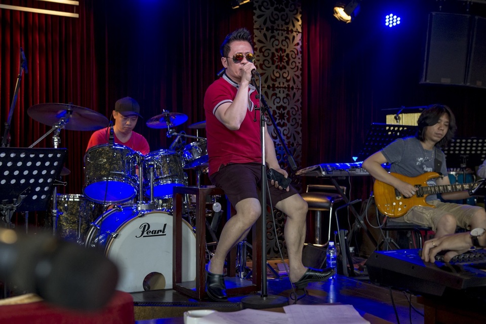 Nam ca sĩ chọn phong cách trẻ trung khi đi tập luyện.Bằng Kiều cho biết, điểm thú vị là màn song ca của anh cùng Lệ Quyên và Minh Tuyết. Đây là một điều hiếm, khán giả từng thấy sự hòa giọng Bằng Kiều - Lệ Quyên, Bằng Kiều - Minh Tuyết trong những sân khấu khác nhau, nhưng cùng trên sân khấu với những tiết mục song ca đỉnh cao thế là điều bất ngờ và thú vị.