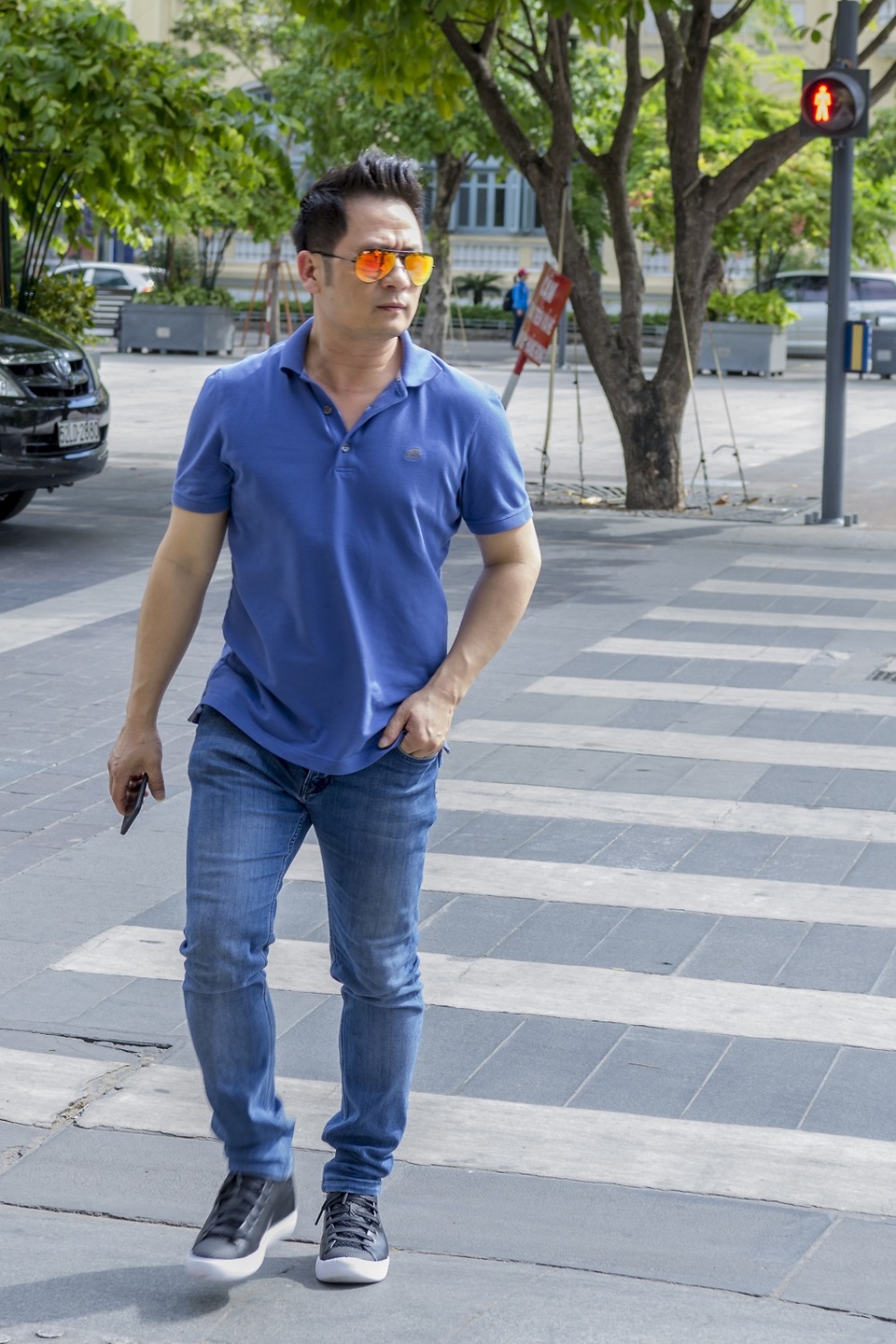 
Nam ca sĩ chọn cho mình hình ảnh đơn giản, bảnh bao trên phố.
