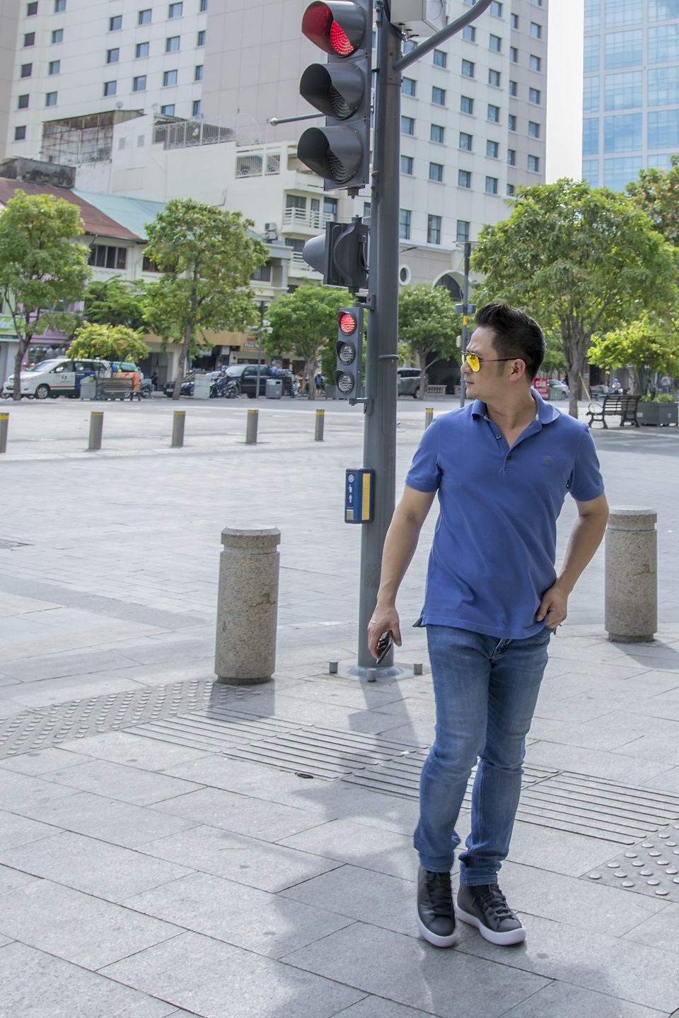 Đây cũng chính là phong cách đời thường gần gũi của anh. Sau đó Bằng Kiều nhanh chóng trở lại quán café và trao đổi công việc cùng những cộng sự.