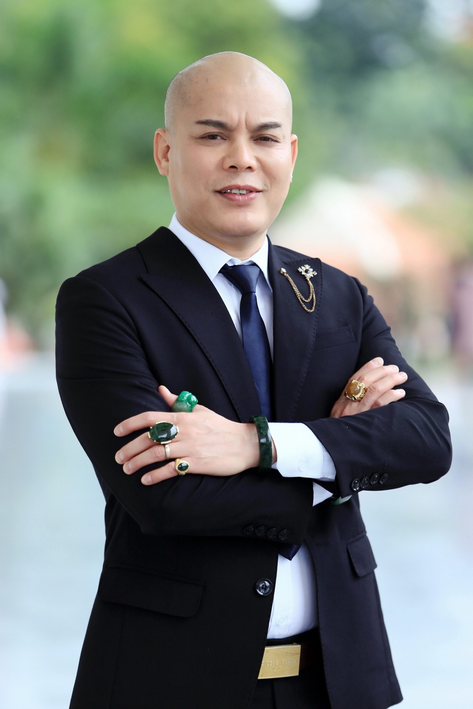 Ca sĩ Minh Khánh: Cứ làm bằng tâm và chữ tín thì thành công sẽ đến - 1 Minh Khánh ấn tượng với mái đầu trọc và đam mê sưu tập đá quý phong thủy.