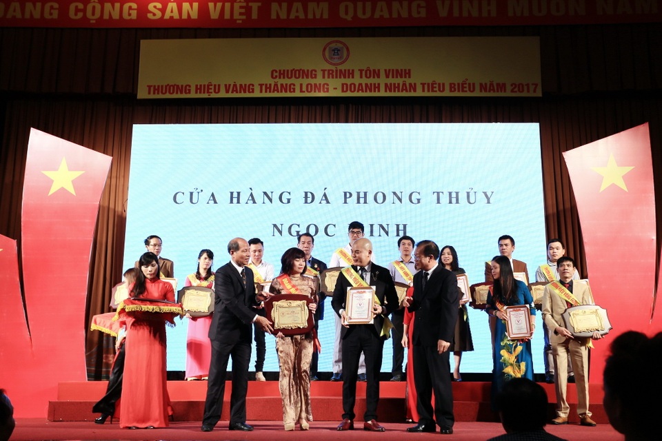 Ca sĩ Minh Khánh: Cứ làm bằng tâm và chữ tín thì thành công sẽ đến - 4 Thương hiệu đá phong thủy Ngọc Minh của vợ chồng Minh Khánh được vinh danh trong ngày Doanh nhân Việt Nam.