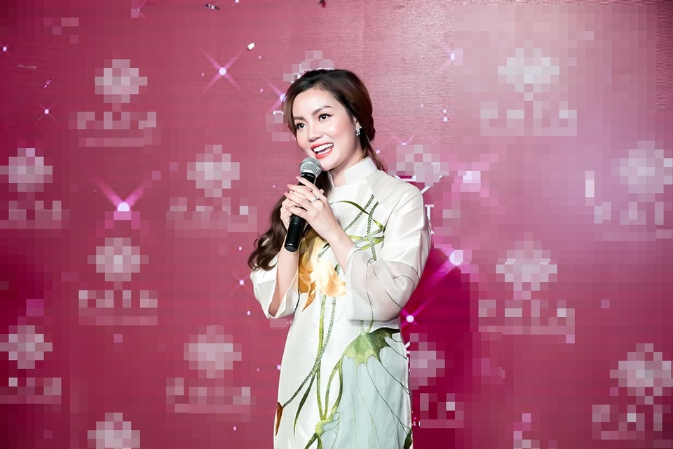 NSƯT Thu Hà: “Tôi luôn thấy mình đẹp” - 9 Ca sĩ Ngọc Anh tham gia biểu diễn.