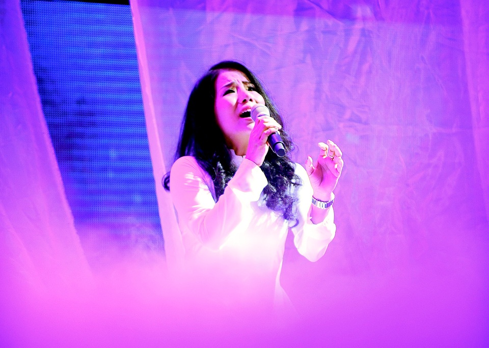 Mở màn chương trình, ca sĩ Phạm Phương với tà áo dài trắng xuất hiện dịu dàng trên sân khấu trình diễn tình khúc Ướt mi. Bằng chất giọng da diết và trầm ấm, cô thể hiện tròn vẹn phần trình diễn của mình trong sự chào đón của khán giả đến với đêm nhạc.