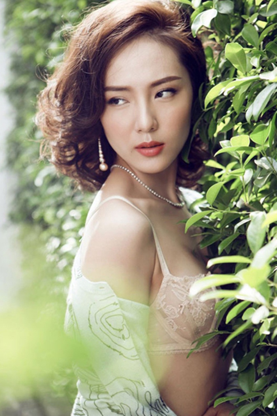 “Soi” Hoa hậu Phương Nga cùng loạt mỹ nhân Vbiz phát ngôn về “đại gia” - 13 Ca sĩ Phương Linh: “Chuyện người ta nói tôi quen đại gia, tôi nghe đã nhàm tai”. Cô cho rằng, chuyện “chân dài” và “đại gia” là chuyện hết sức bình thường vì trước kia xã hội chưa tiến bộ đã luôn có quan niệm hoàng tử sánh đôi với công chúa. Thế nên bây giờ, chuyện đại gia có tiền, có tài yêu người phụ nữ xinh đẹp chẳng phải là chuyện đáng bị lên án.