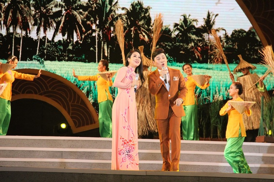 Sâu lắng đêm nhạc tưởng nhớ cố nhạc sĩ Trần Hoàn - Hoàng Thi Thơ - 1 Ca sĩ Quang Linh và Vân Khánh song ca bài Tình ca trên lúa của nhạc sĩ Hoàng Thi Thơ