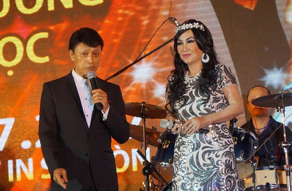 Thanh Lan xúc động khi gặp lại khán giả sau 25 năm - 3 Ca sĩ Tuấn Ngọc - khách mời đầu tiên trong đêm nhạc của ca sĩ Thanh Lan tình tứ song ca bản Oh, my love, my darling. Ca sĩ Thanh Lan không ngại giới thiệu nam ca sĩ Tuấn Ngọc là thần tượng của cô.