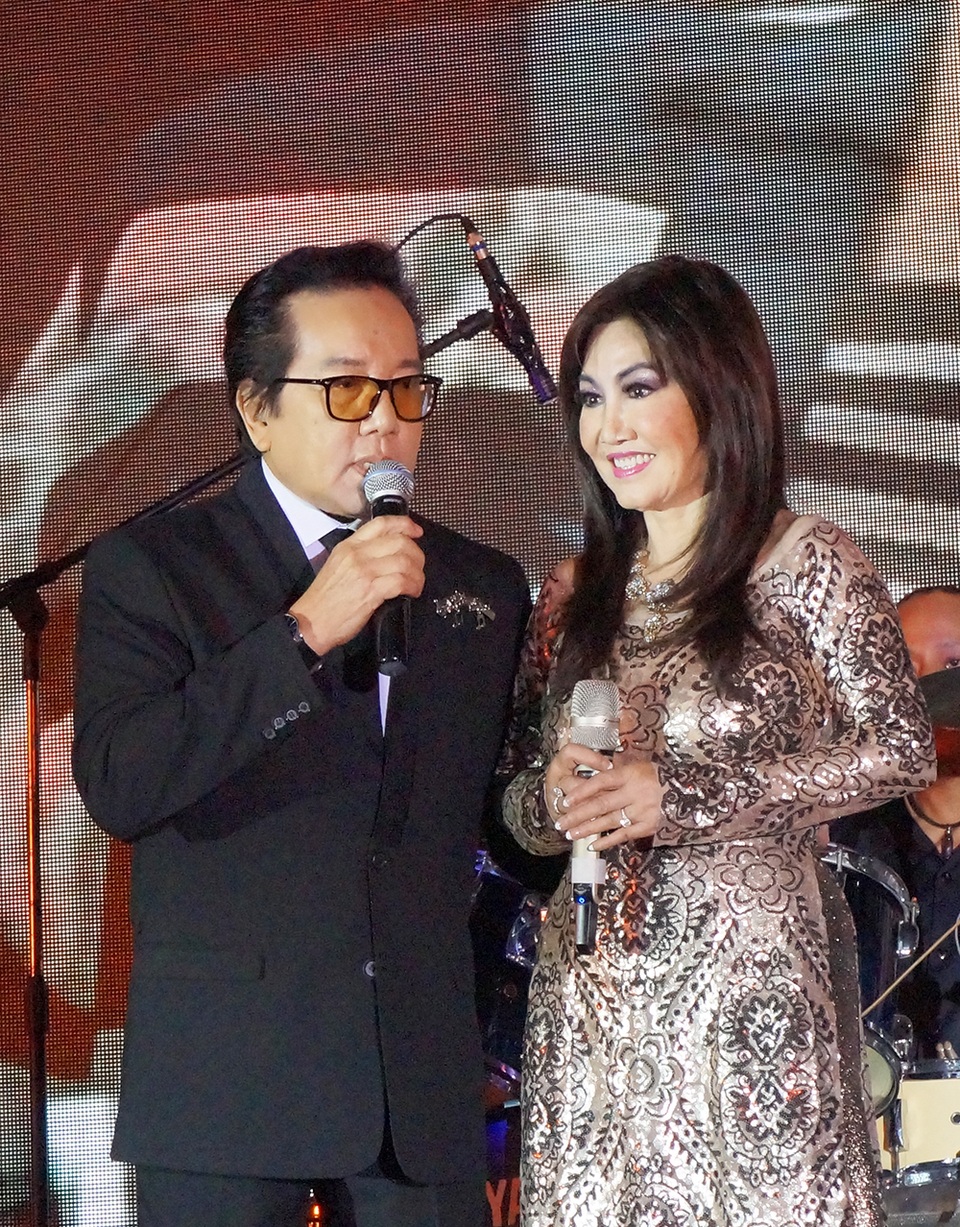 Thanh Lan xúc động khi gặp lại khán giả sau 25 năm - 6 Ca sĩ Elvis Phương cám ơn Thanh (tên thân mật của ca sĩ Thanh Lan) đã trở về, ông nói: “Tôi về đây 20 năm và đi hát nhạc Pháp suốt, mỗi lần đi hát ai cũng hỏi chừng nào Thanh Lan, giờ Thanh Lan của quý vị về rồi đây”.