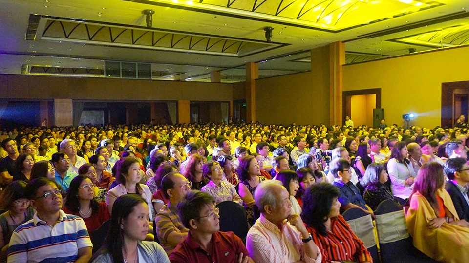 Thanh Lan xúc động khi gặp lại khán giả sau 25 năm - 8 Rất đông khán giả đến với đêm nhạc của Thanh Lan đều dành nhiều tình cảm cho nữ ca sĩ sau gần 25 năm tái ngộ.
