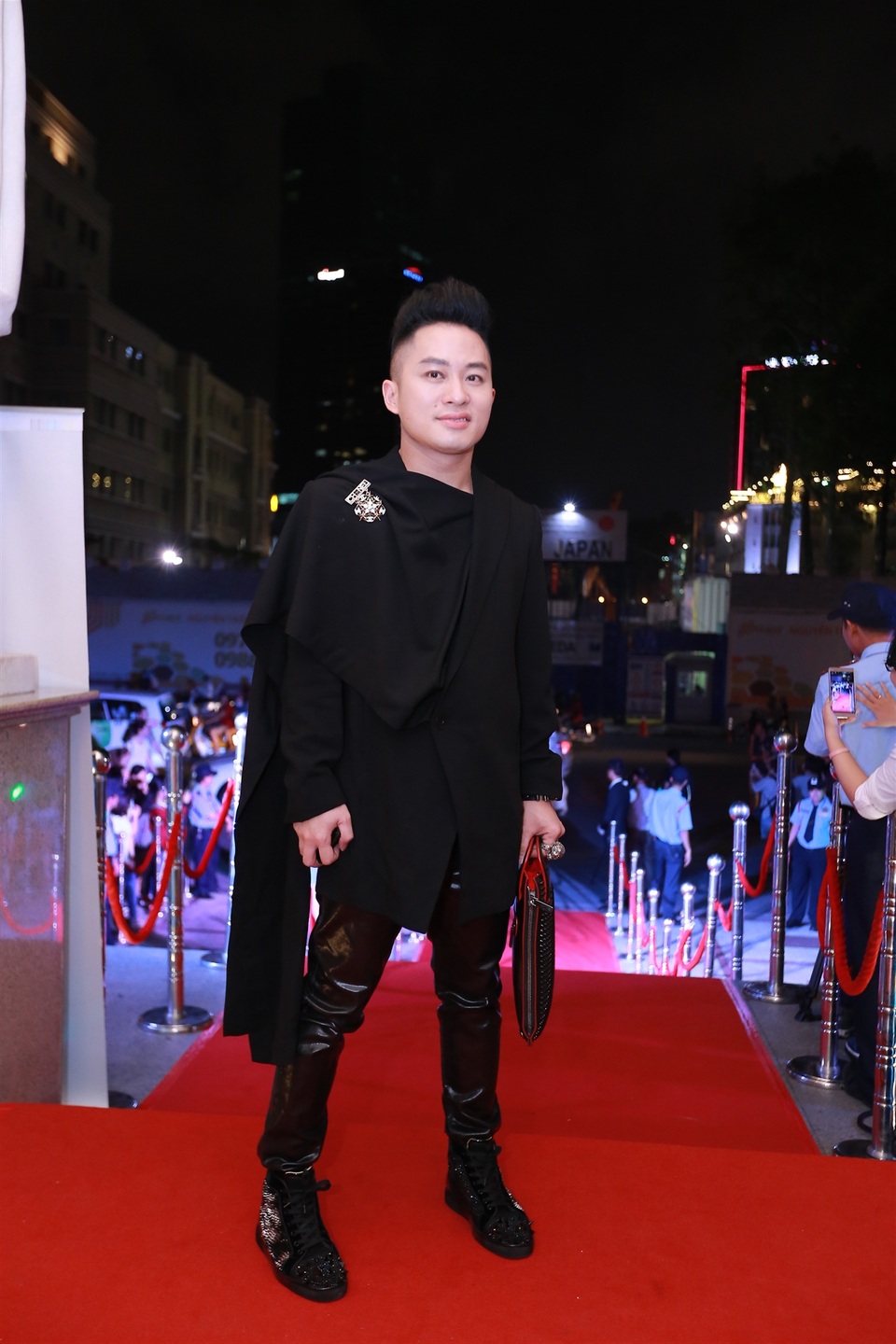 Ca sĩ Tùng Dương bụi bặm với cây đen.