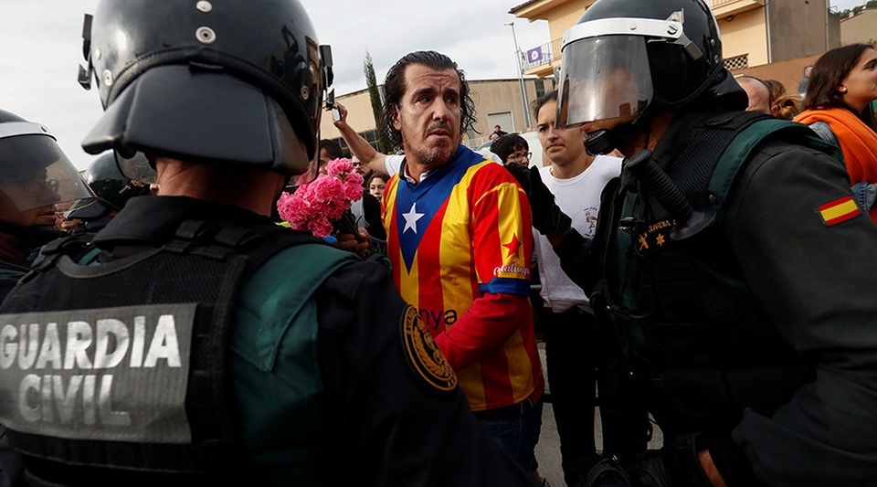 Catalonia tuyên bố có quyền tách khỏi Tây Ban Nha sau cuộc trưng cầu hỗn loạn - 2
Các cuộc đụng độ giữa người bỏ phiếu với cảnh sát xảy ra khi cảnh sát tìm cách dẹp bỏ các điểm trưng cầu. (Ảnh: Reuters)