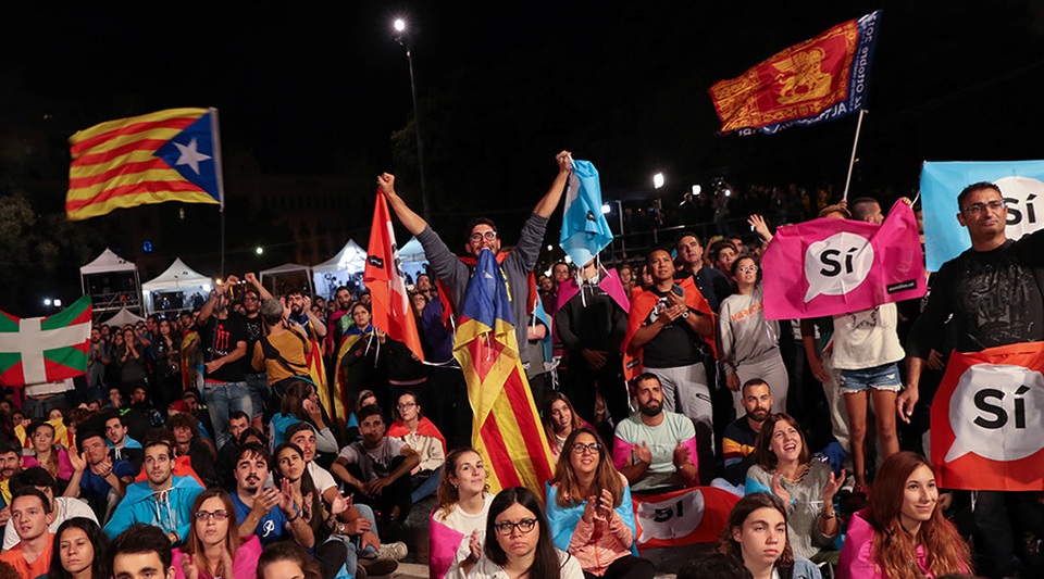 Catalonia tuyên bố có quyền tách khỏi Tây Ban Nha sau cuộc trưng cầu hỗn loạn - 1
Kêt quả trưng cầu cho thấy 90% cử tri Catalonia ủng hộ tách khỏi Tây Ban Nha. (Ảnh: Reuters)