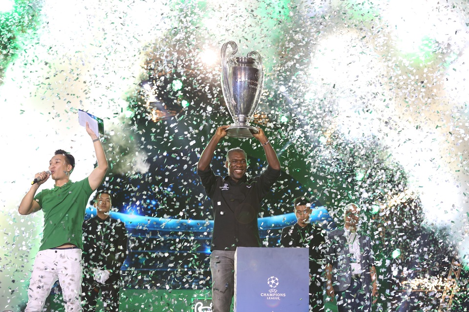 Đón cúp UEFA Champions League – Dấu ấn của những huyền thoại - 8 Khán giả tại Thủ đô Hà Nội và thành phố đất Cảng Hải Phòng đã thực sự thăng hoa cùng khoảnh khắc chiếc cúp UEFA Champions League – giấc mơ của mọi tín đồ được huyền thoại Clarence Seedorf nâng cao giữa hàng vạn trái tim yêu bóng đá.