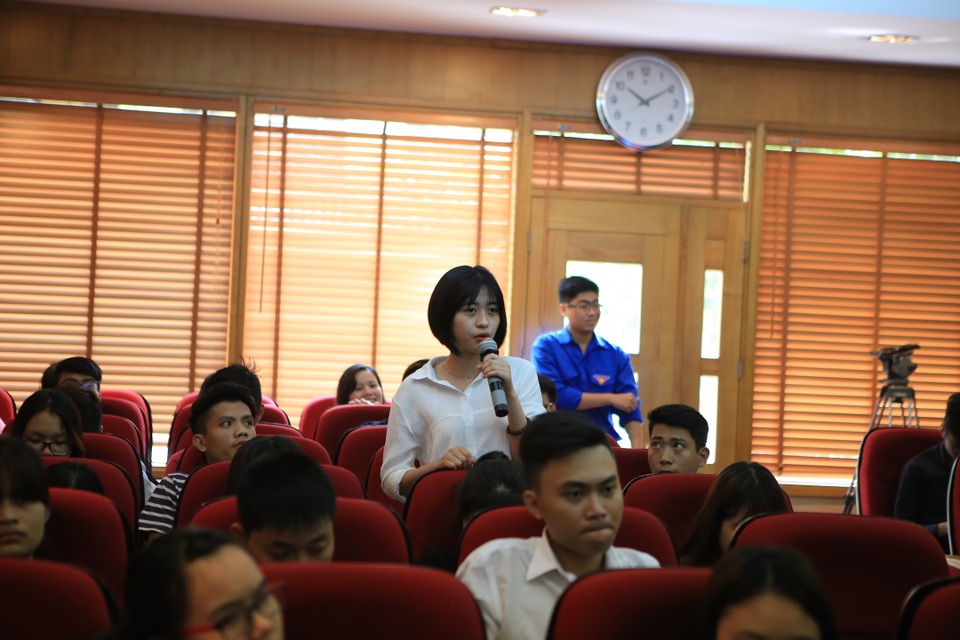 Tại sao giới trẻ Việt cần học kỹ năng quản lý tài chính? - 2 Nhiều bạn sinh viên tỏ ra hào hứng tham gia lễ phát động cuộc thi Quản lý tài chính 2017